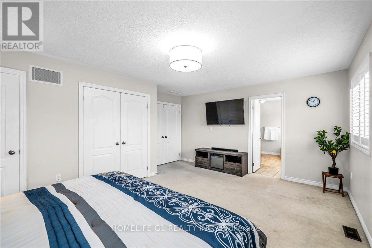 47 HOLYROD DRIVE - 26