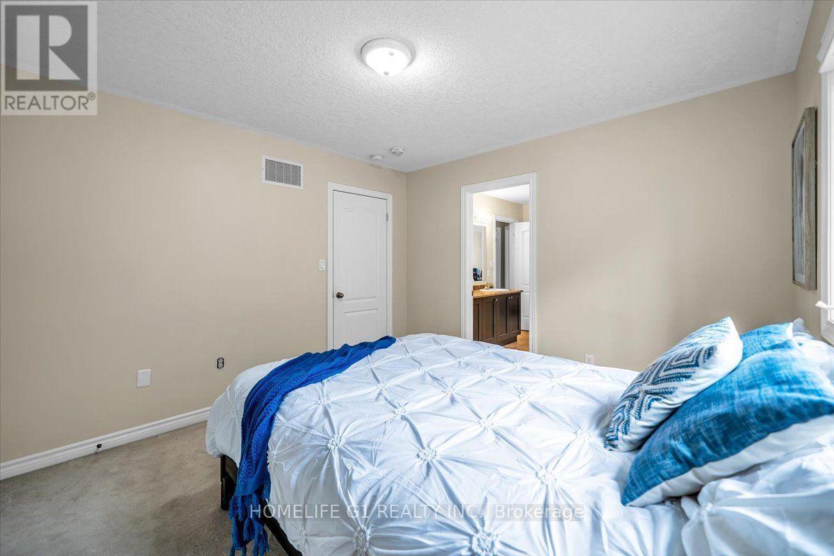 47 Holyrod Drive, Clarington, ON photo 32