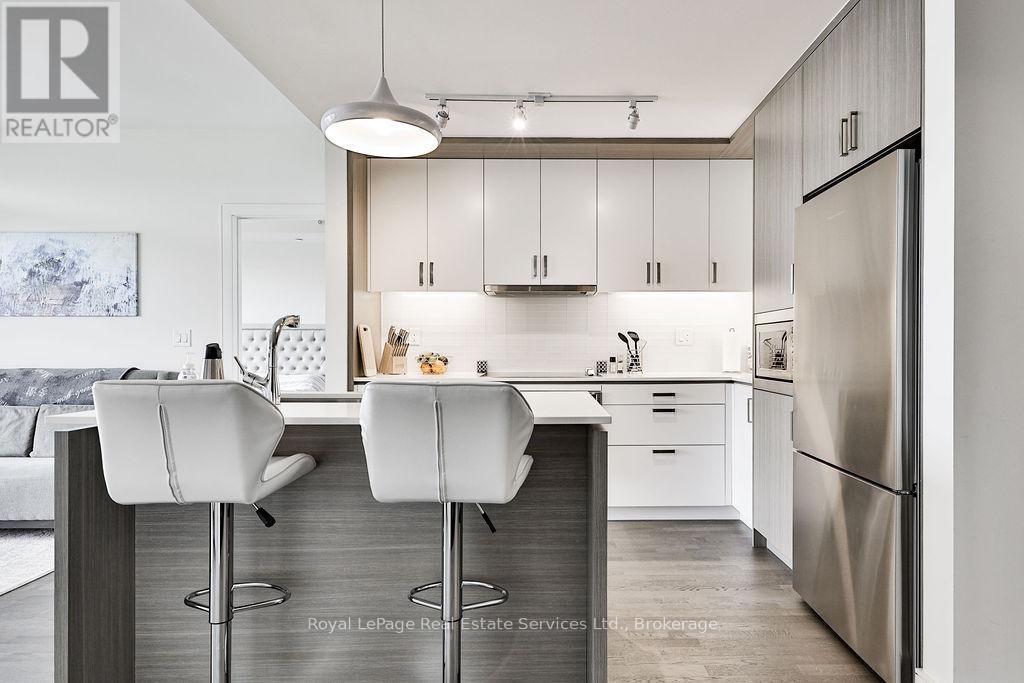 1575 Lakeshore Road West — photo 8