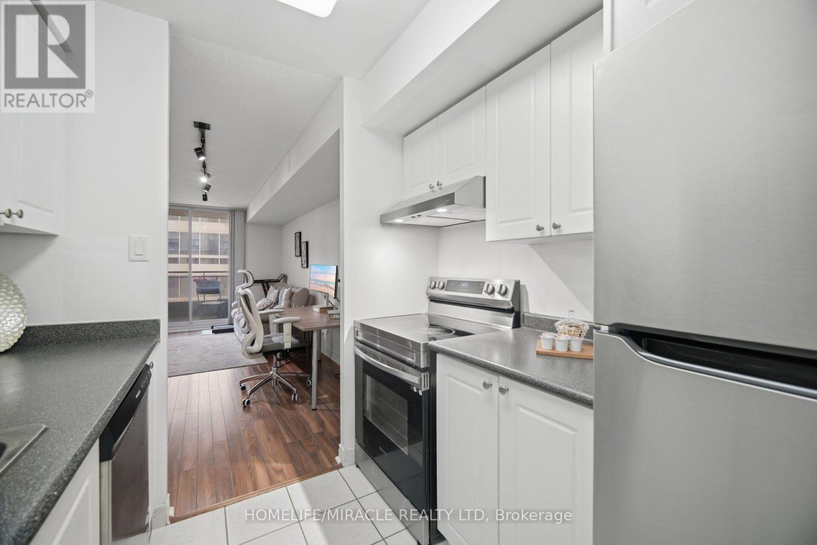 301- 260 Doris Avenue, Toronto, ON photo 17