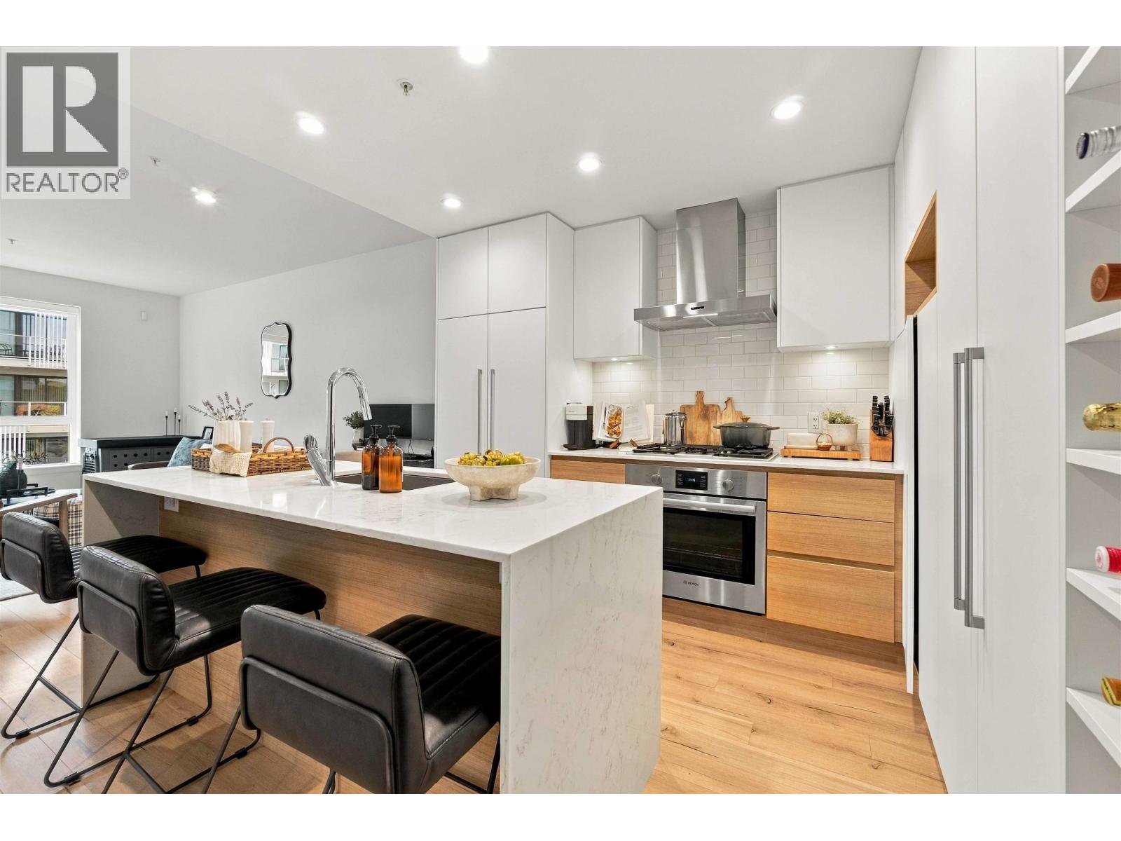 412 3131 MURRAY STREET — photo 2