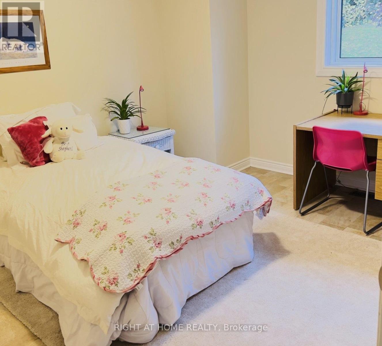 100 Carlyle Crescent — photo 31