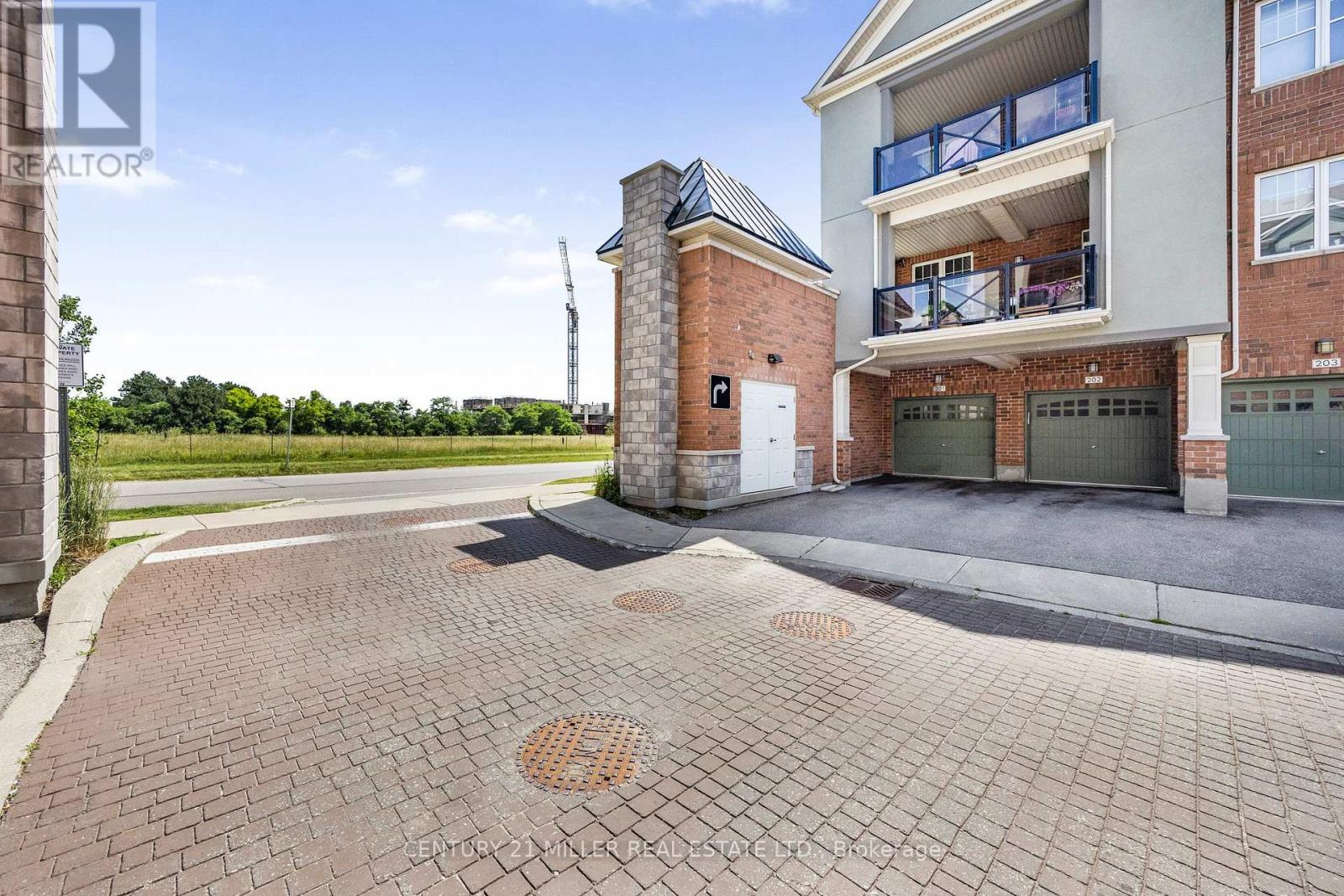 201- 275 Roxton Road, Oakville, ON photo 4