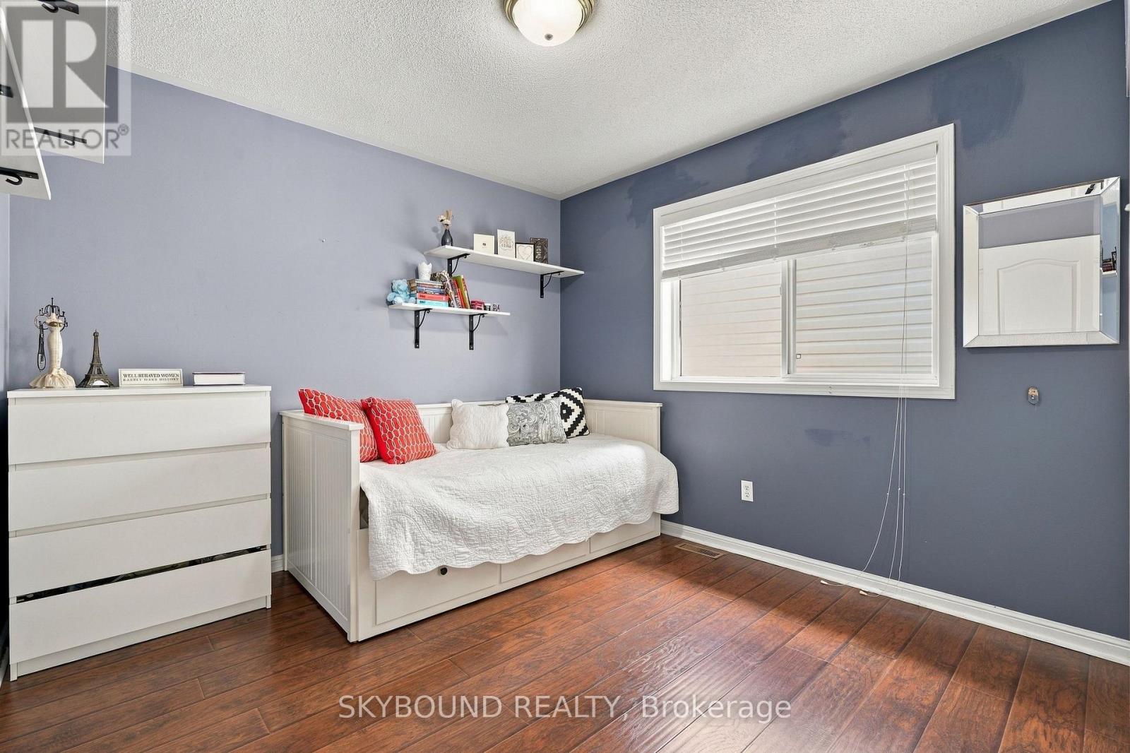 51 THORPE CRESCENT - 24