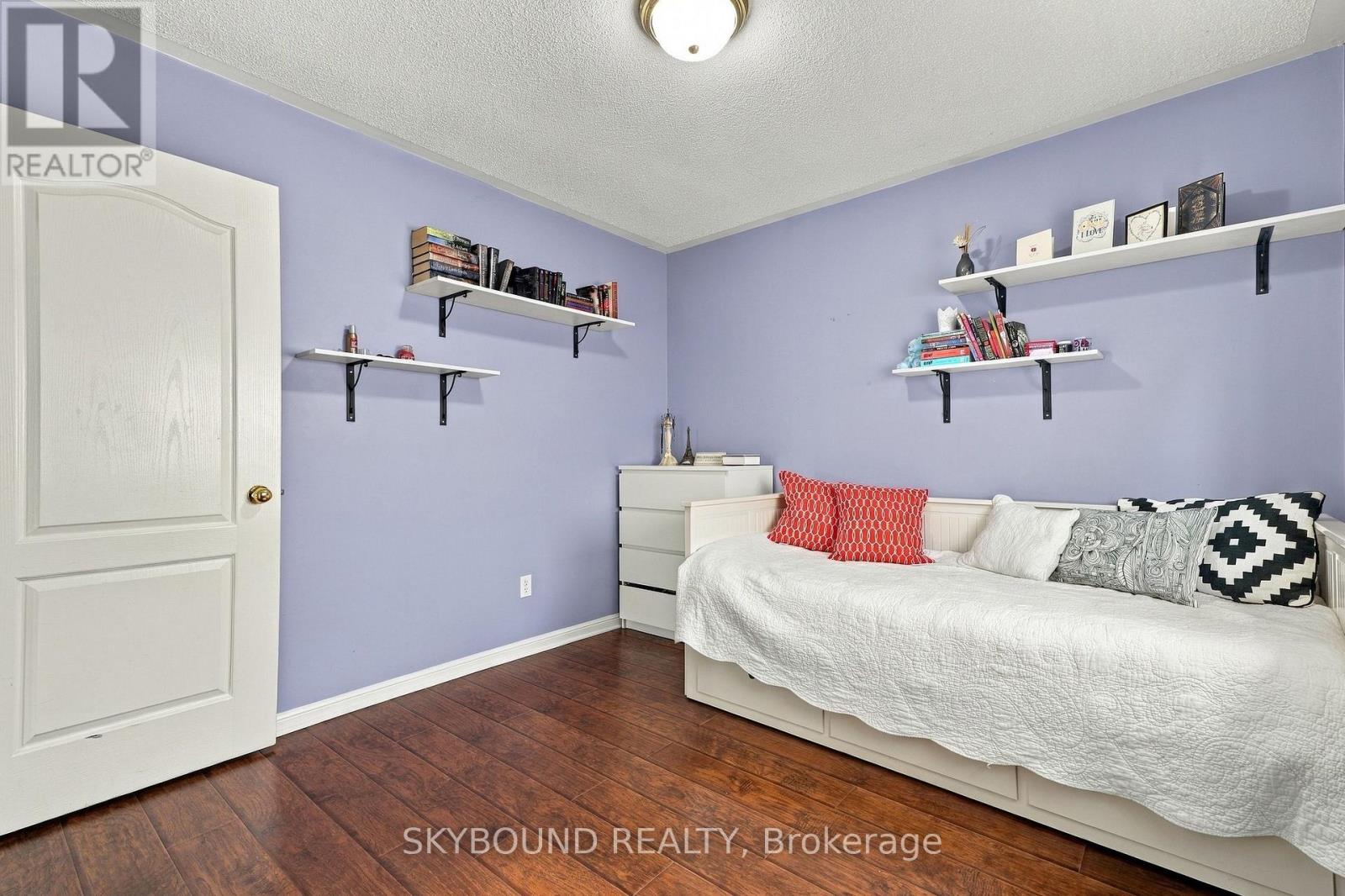 51 THORPE CRESCENT - 26