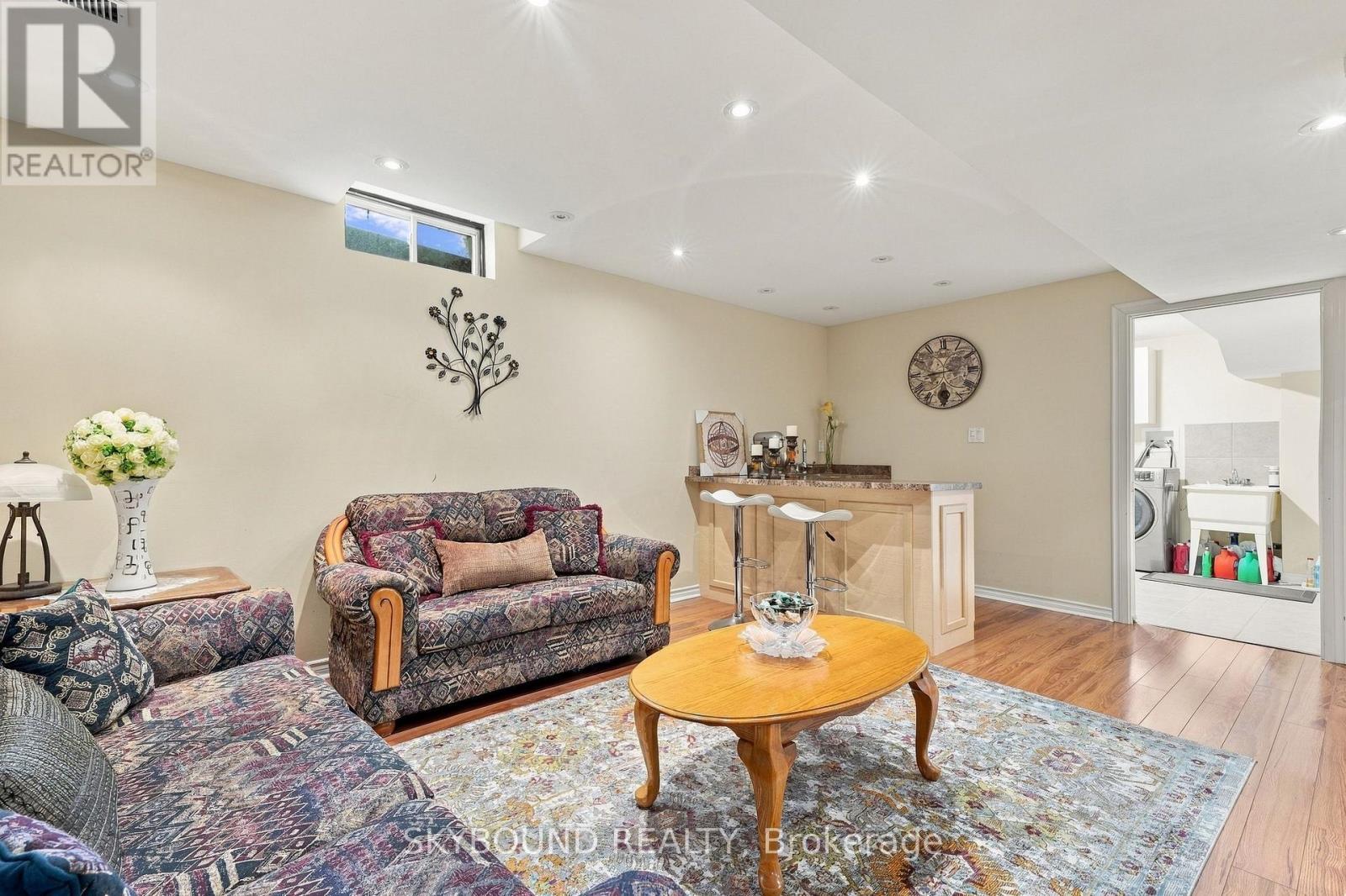 51 THORPE CRESCENT - 34