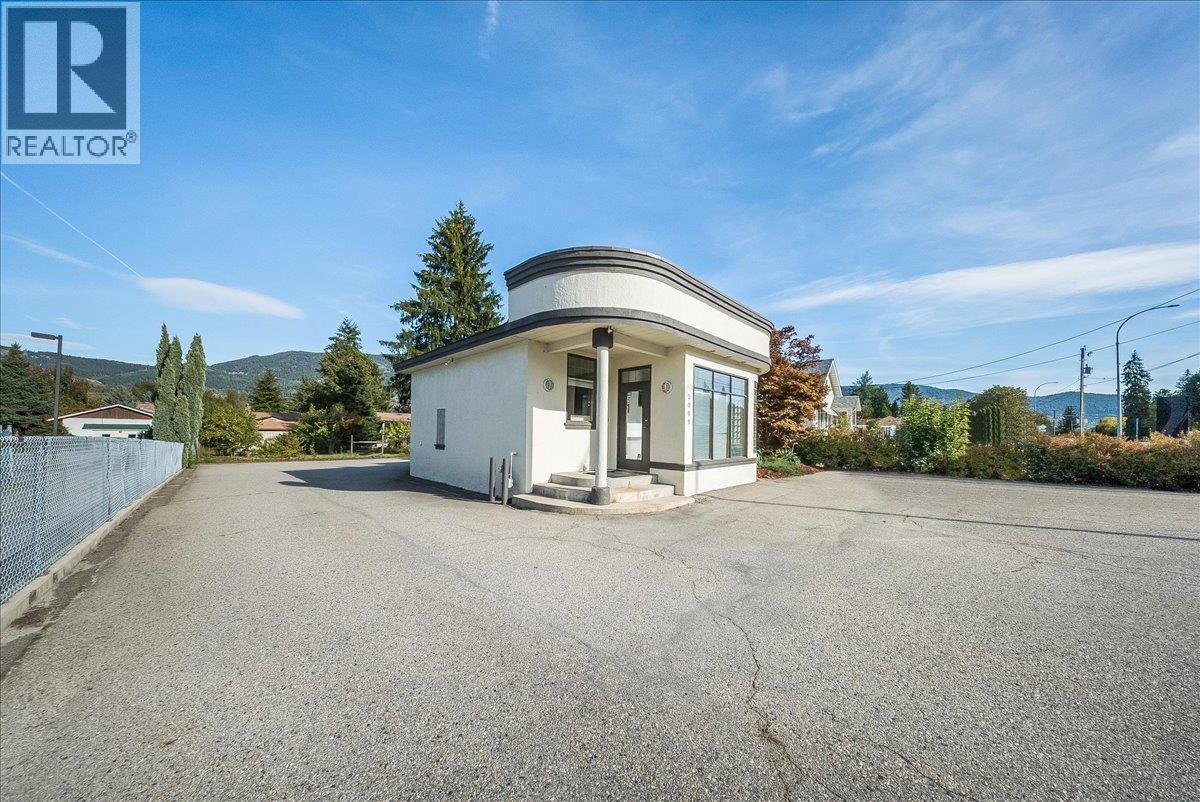  2009 Columbia Avenue, Castlegar - Image 1