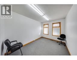 2009 Columbia Avenue, Castlegar, BC V1N2W9 Photo 11