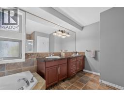 2512 Selkirk Drive, Kelowna, BC V1V2V6 Photo 29