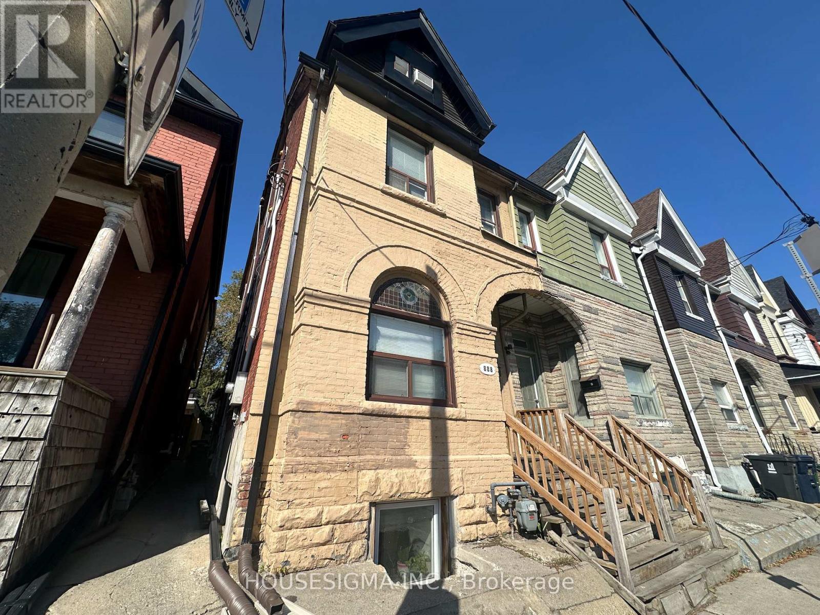 Photo of 888 Dundas Street
