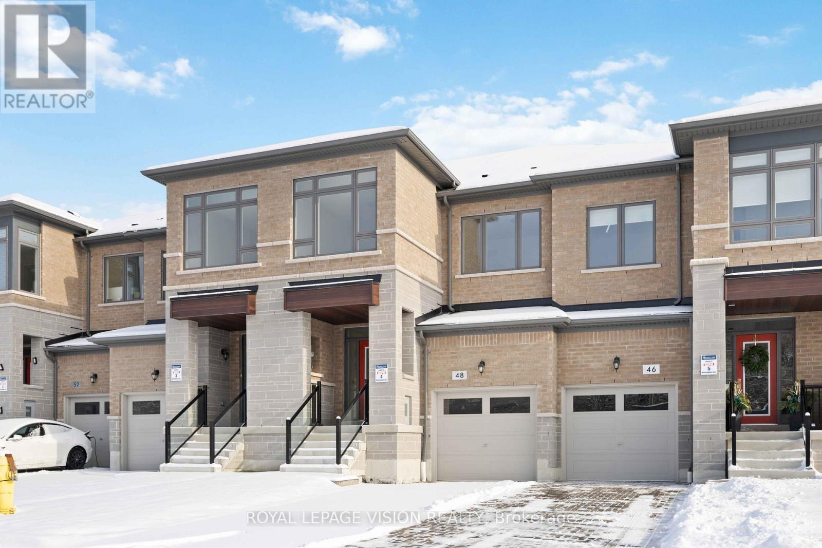 48 Mountainside Crescent, Whitby, ON photo 2