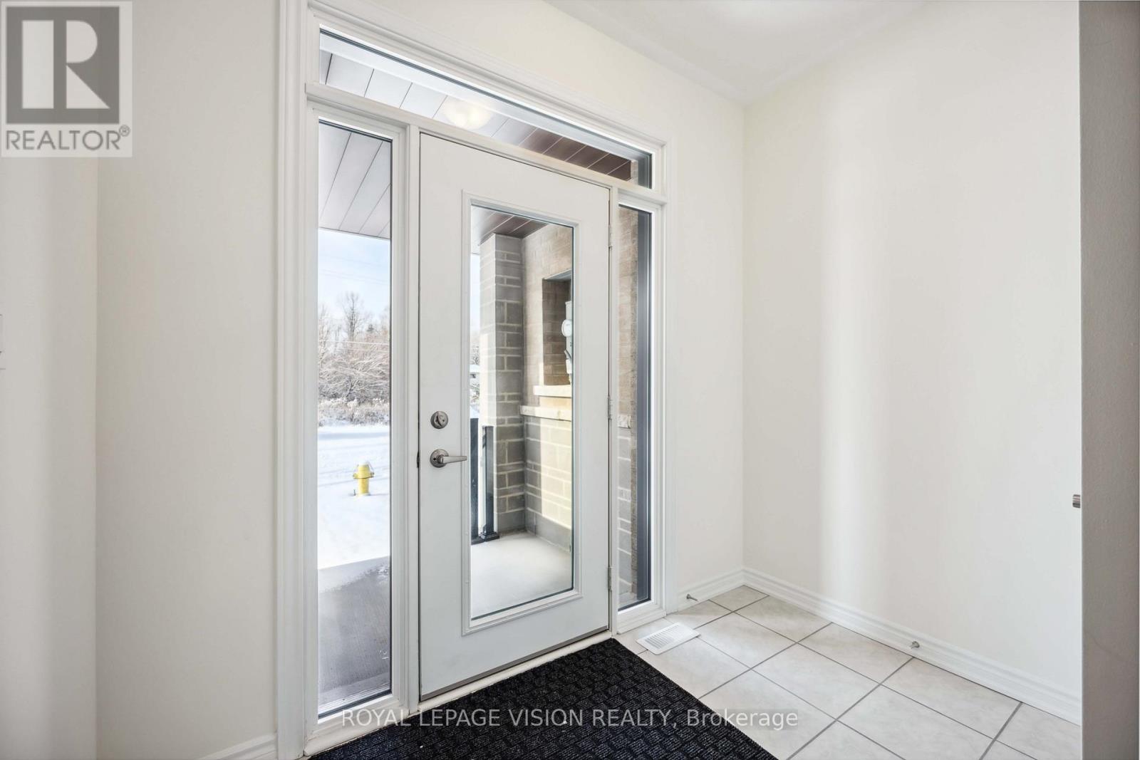 48 Mountainside Crescent, Whitby, ON photo 5