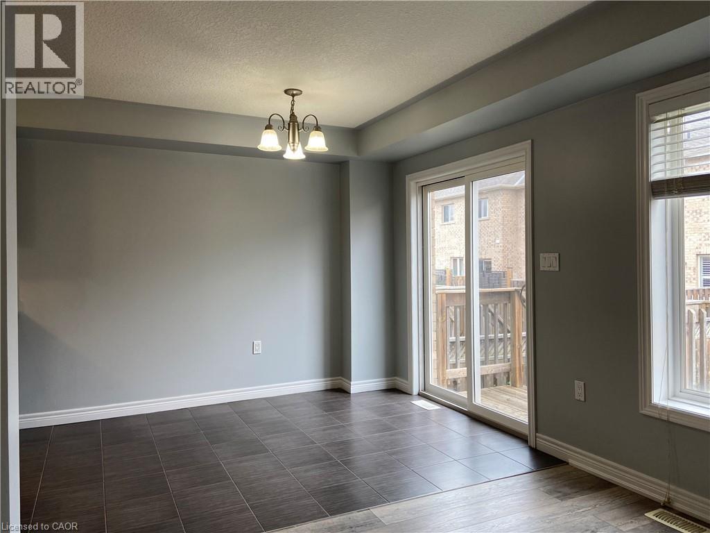 90 BLOOM Crescent, Stoney Creek — photo 4