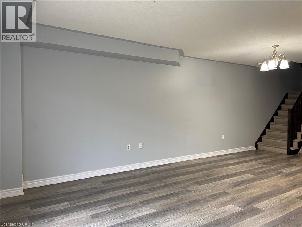 90 BLOOM Crescent, Stoney Creek — photo 6