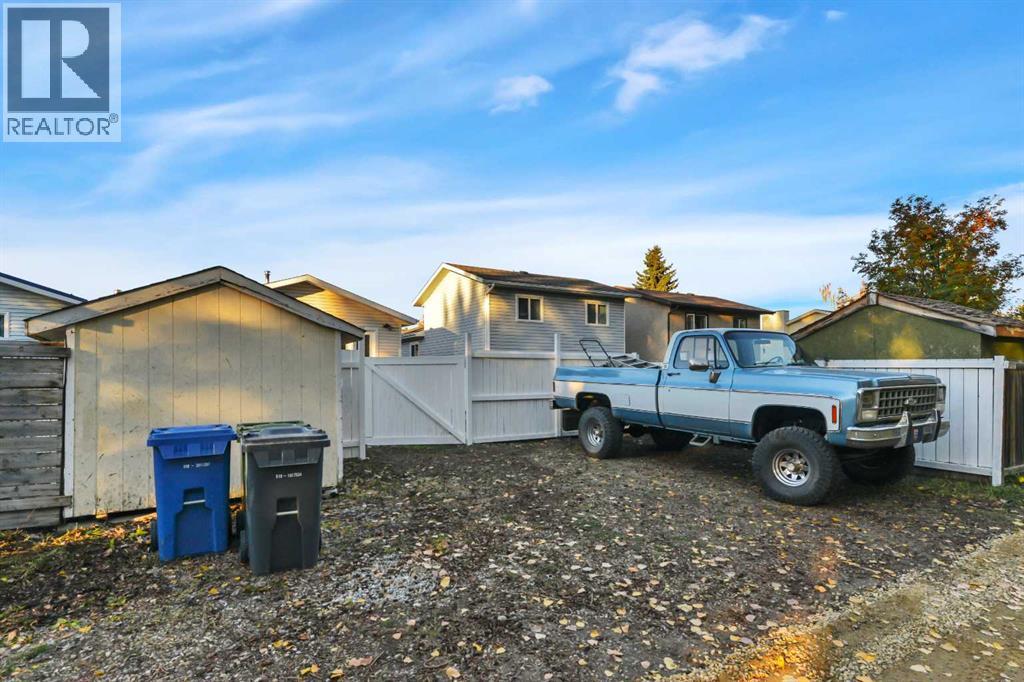 65 Roberts Crescent - 32