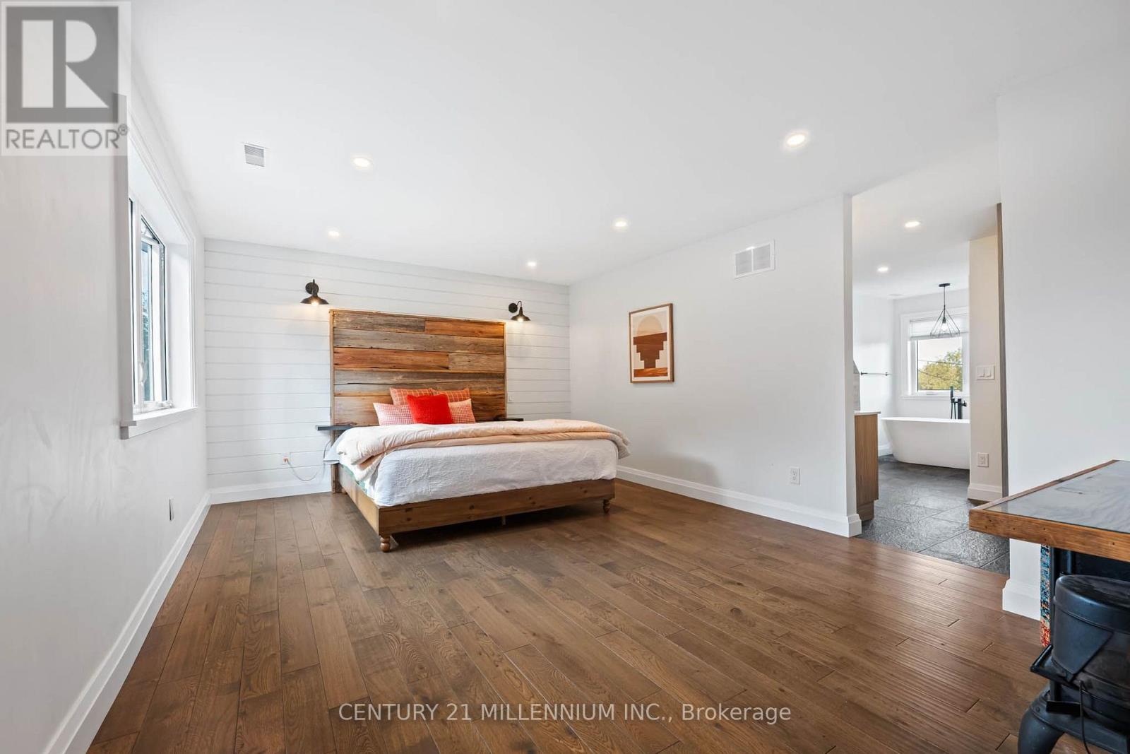 2 AMANDA STREET - 23