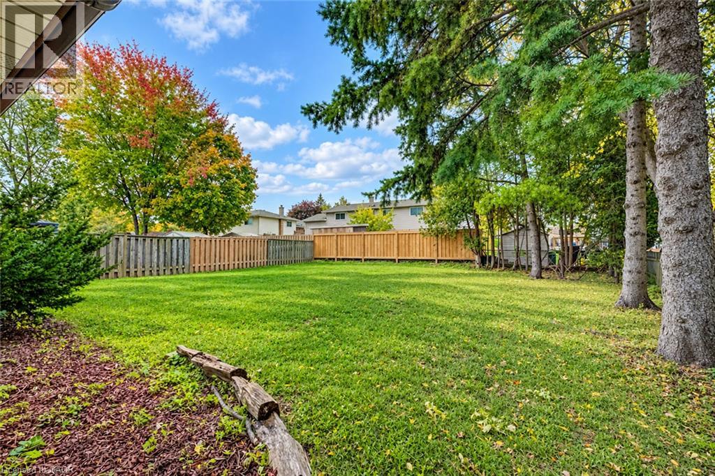 15 Uxbridge Crescent — photo 26