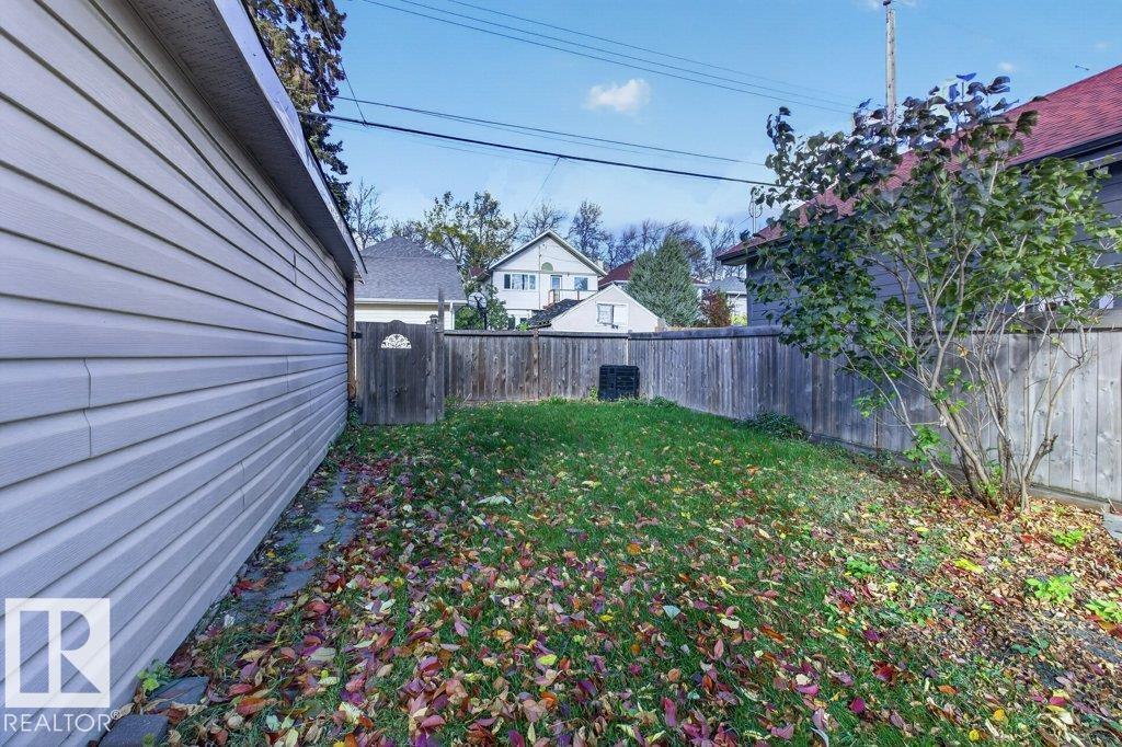 9742 88 AV NW - 43
