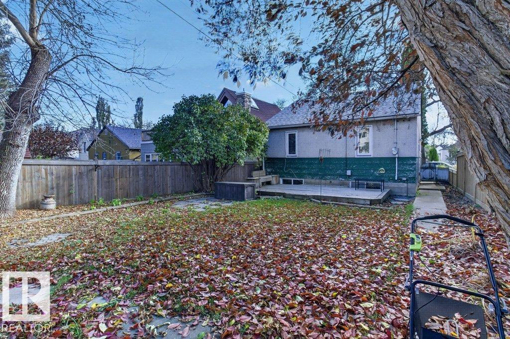 9742 88 AV NW - 47