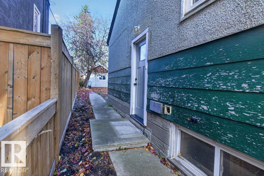 9742 88 AV NW - 48