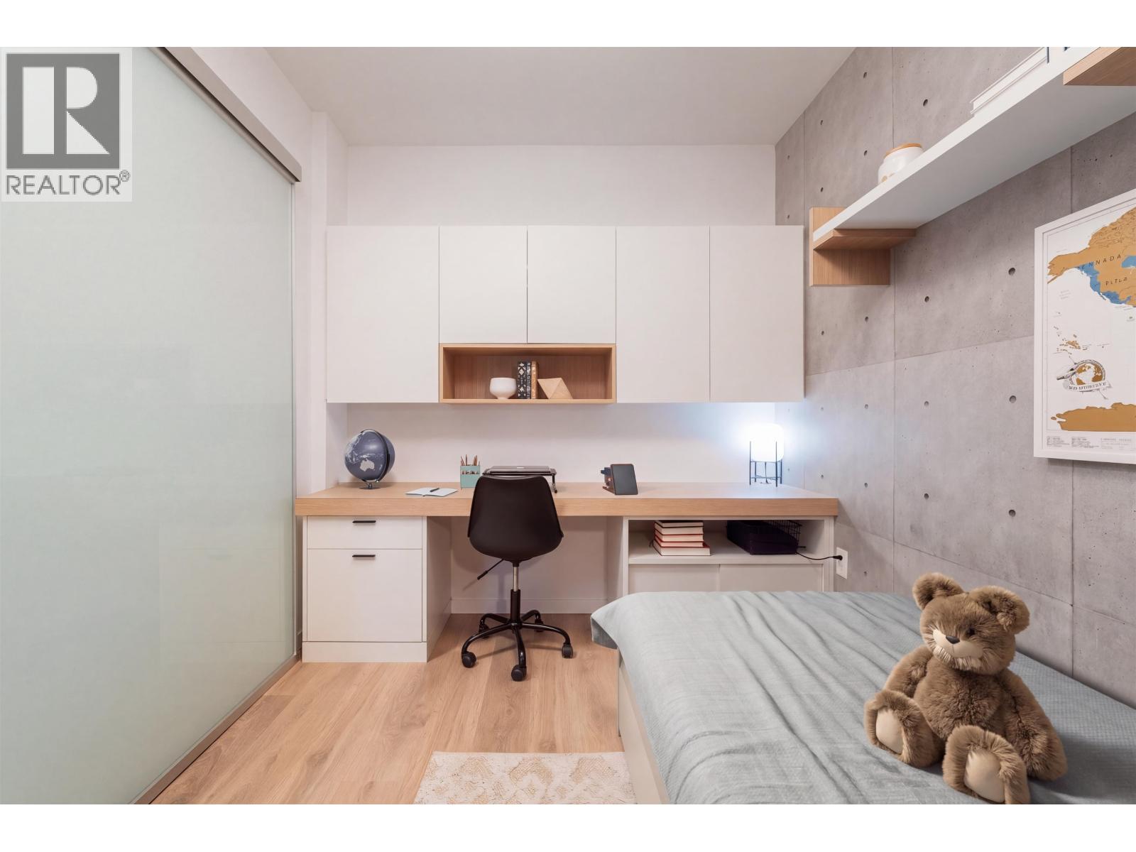 Photo of 517 725 MARINE DRIVE 18