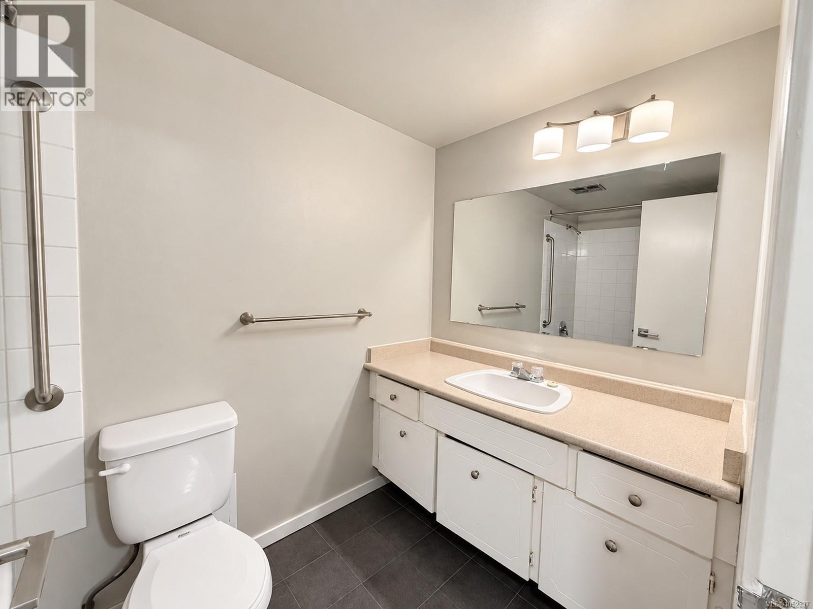 #204 3040 Pine St - 11