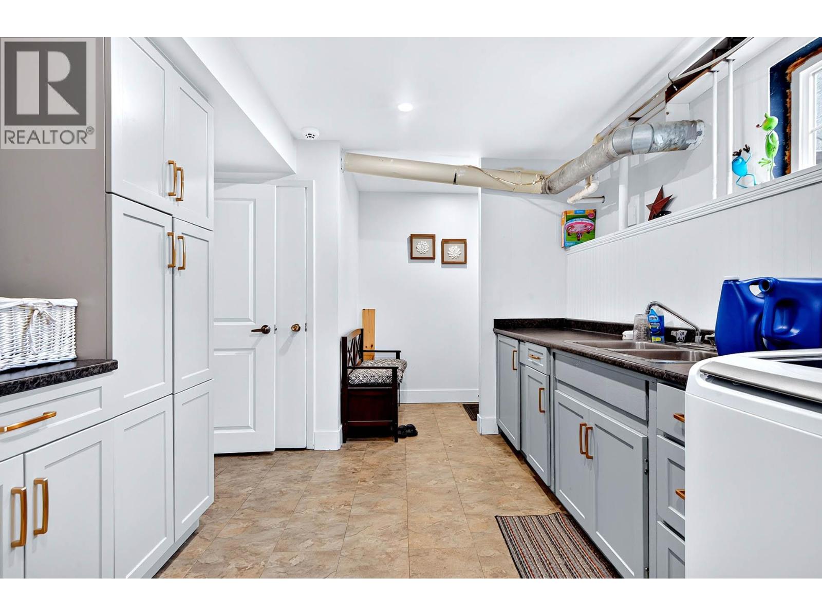 1515 ROBINSON Crescent - 28