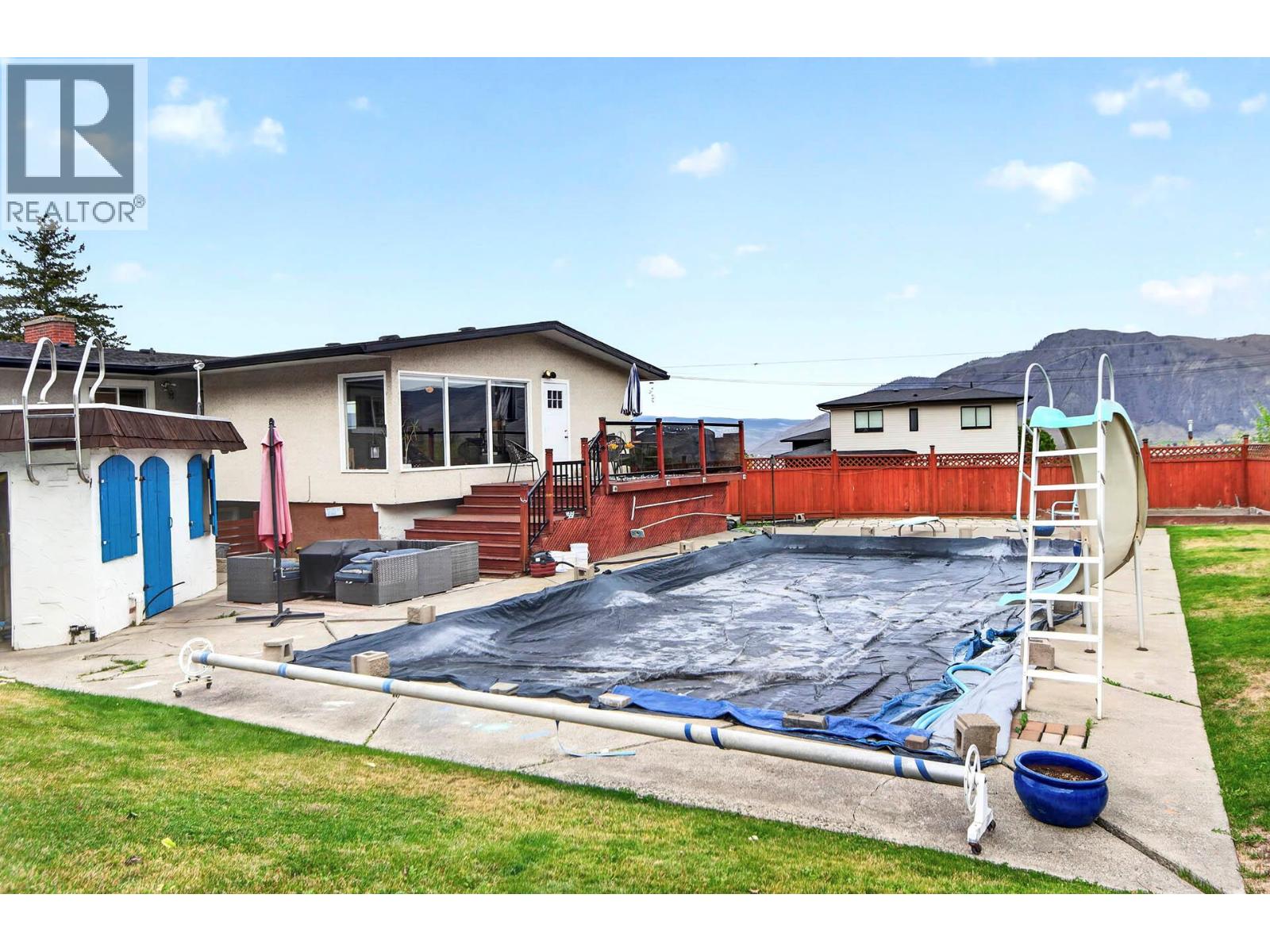 1515 ROBINSON Crescent - 52
