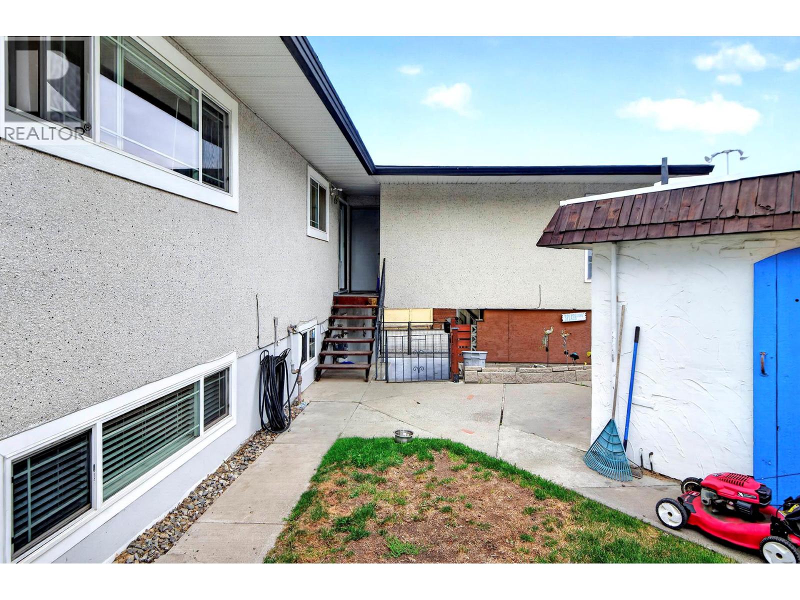 1515 ROBINSON Crescent - 56