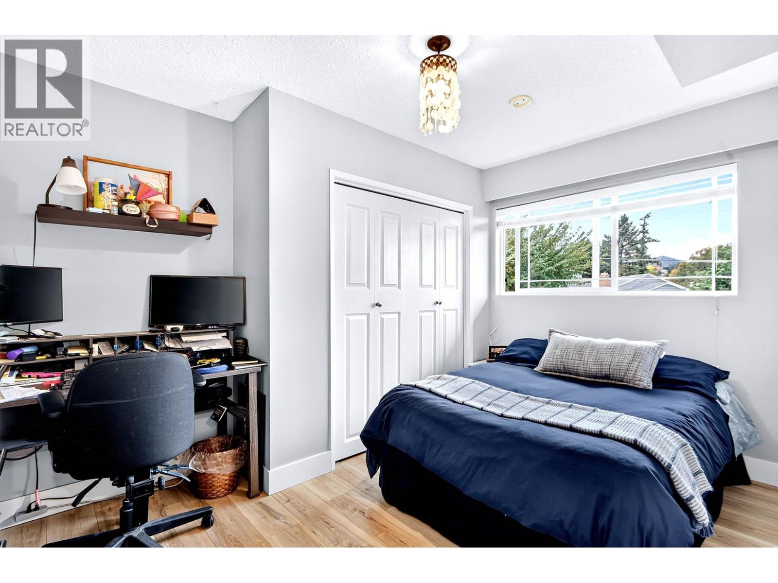 1515 ROBINSON Crescent - 6