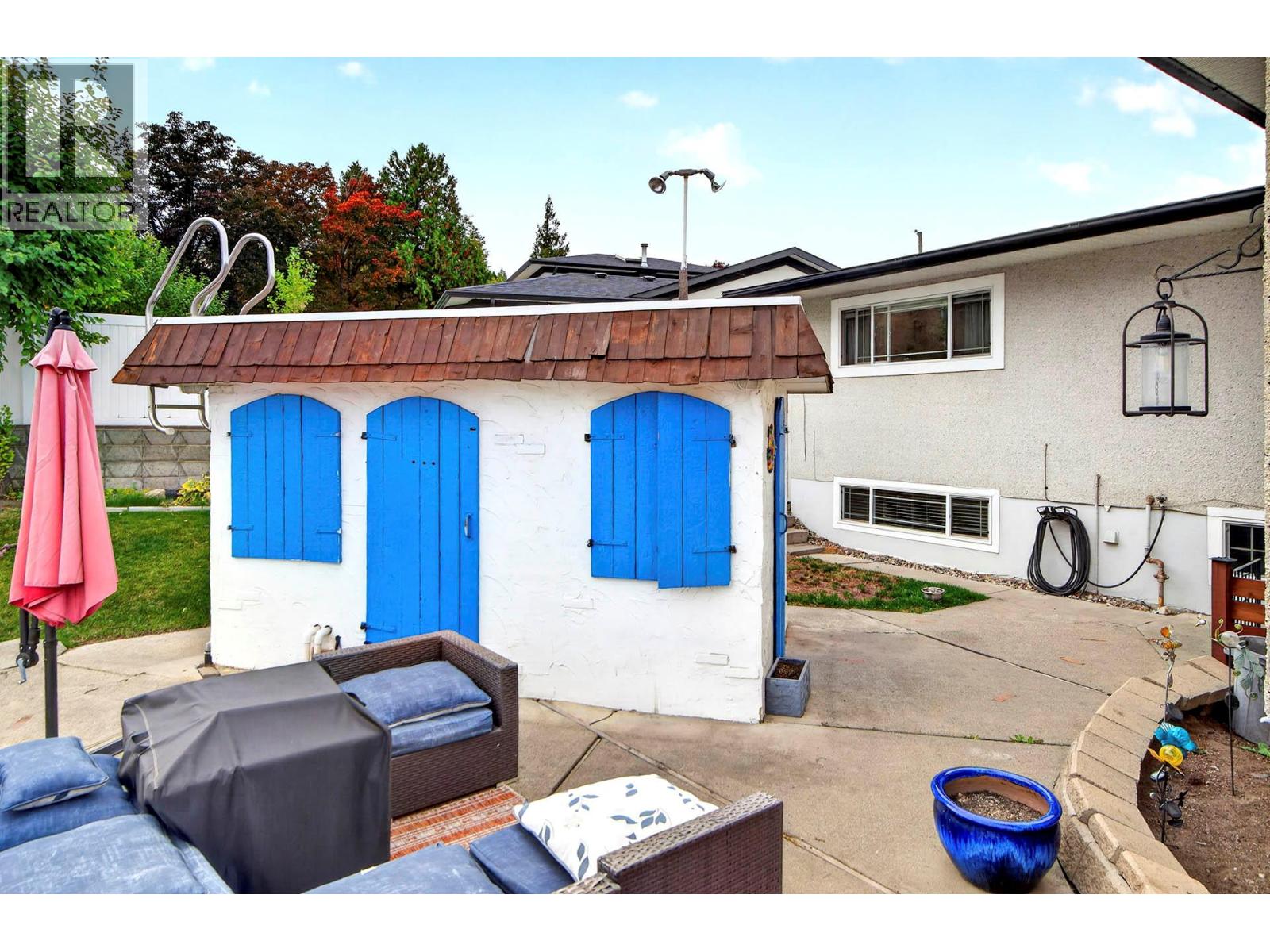 1515 ROBINSON Crescent - 61
