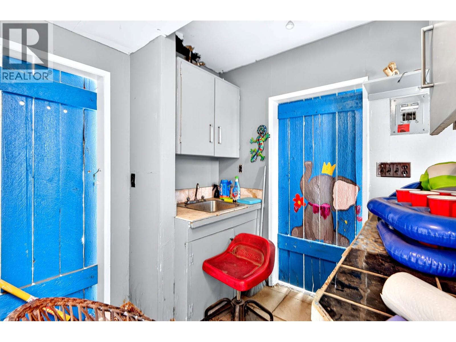 1515 ROBINSON Crescent - 63