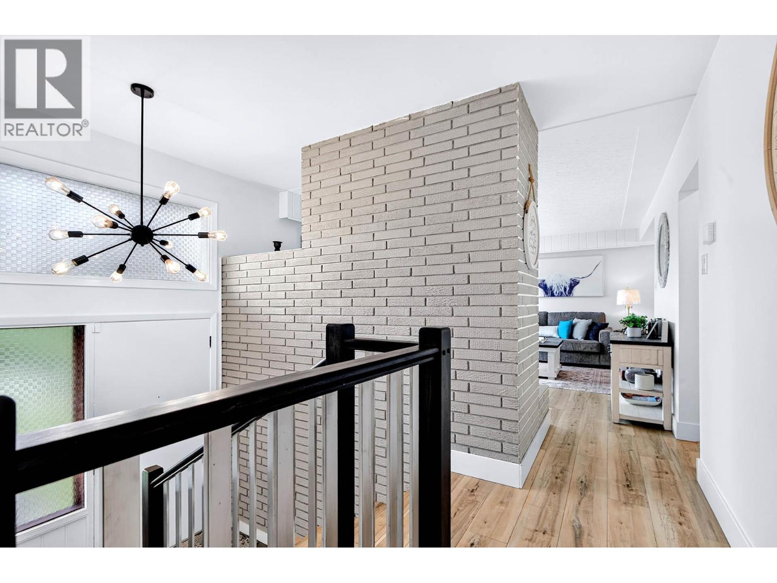 1515 ROBINSON Crescent - 75