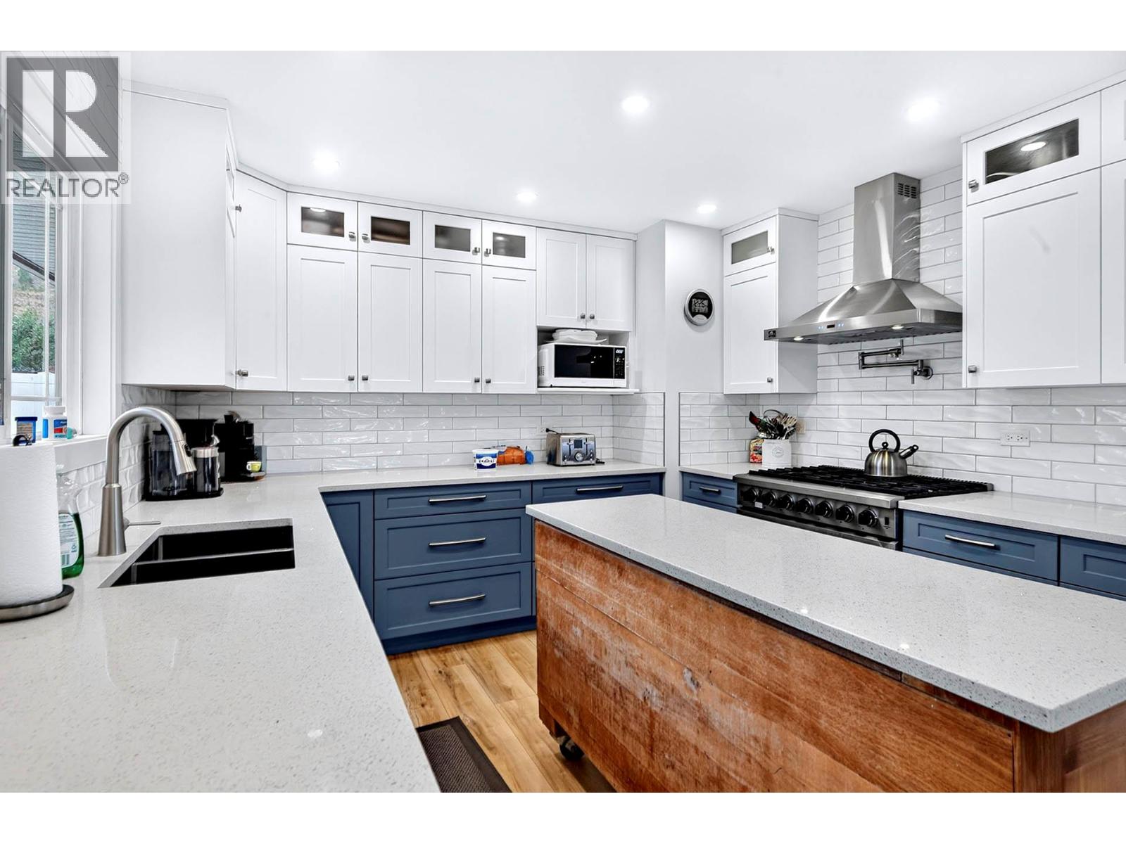 1515 ROBINSON Crescent - 84