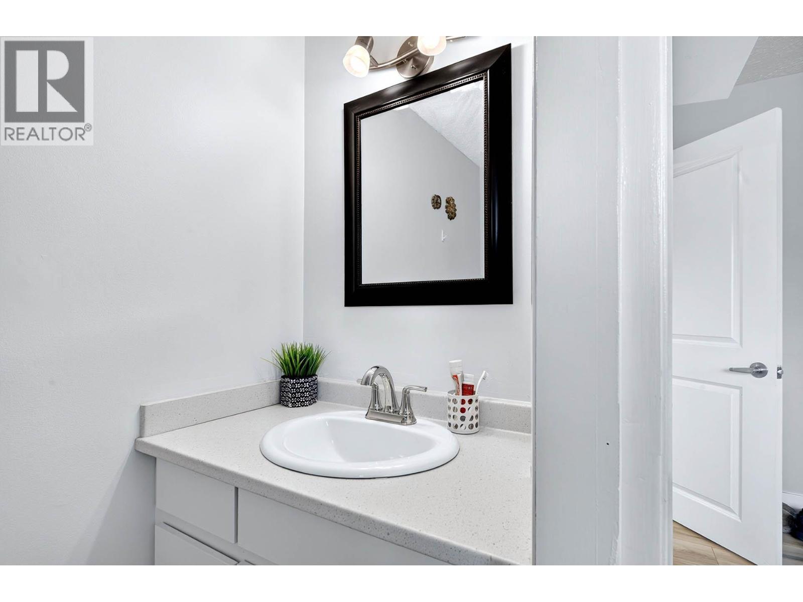 1515 ROBINSON Crescent - 9