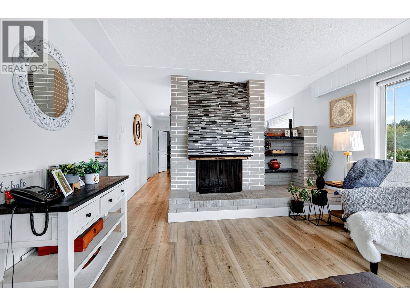 1515 ROBINSON Crescent - 94