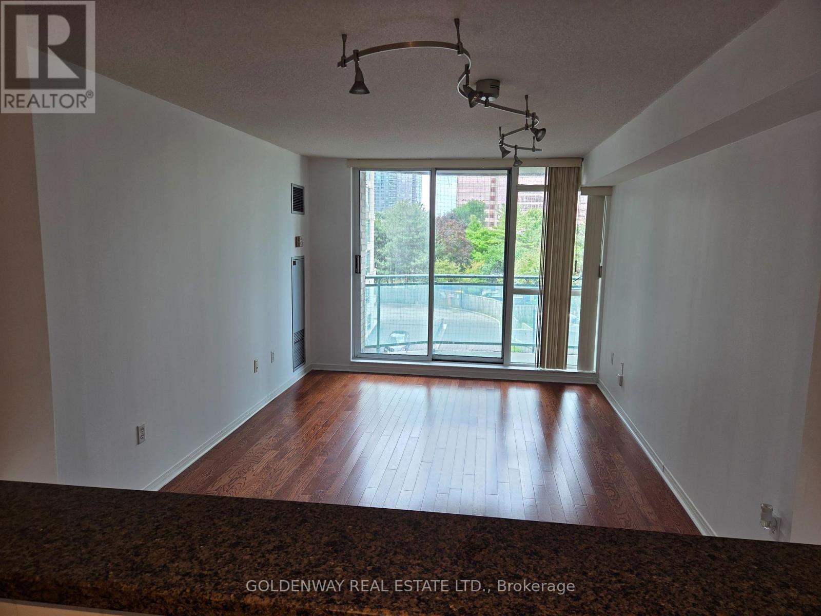 #402 18 PEMBERTON AVENUE - 9