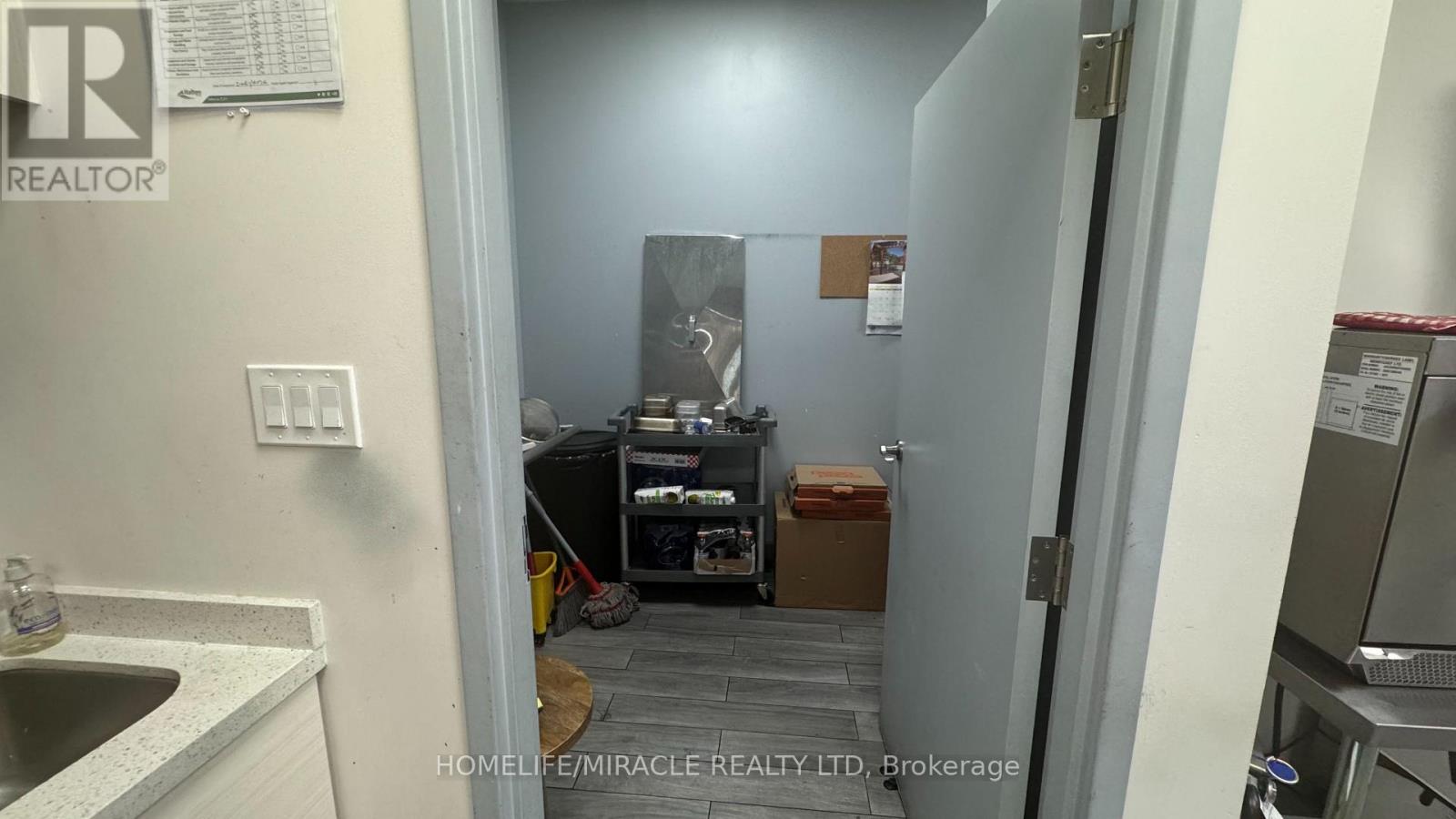 725 Bronte Street South — photo 18