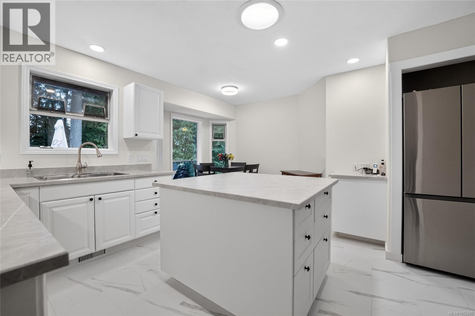 5334 Georgiaview Cres - 17