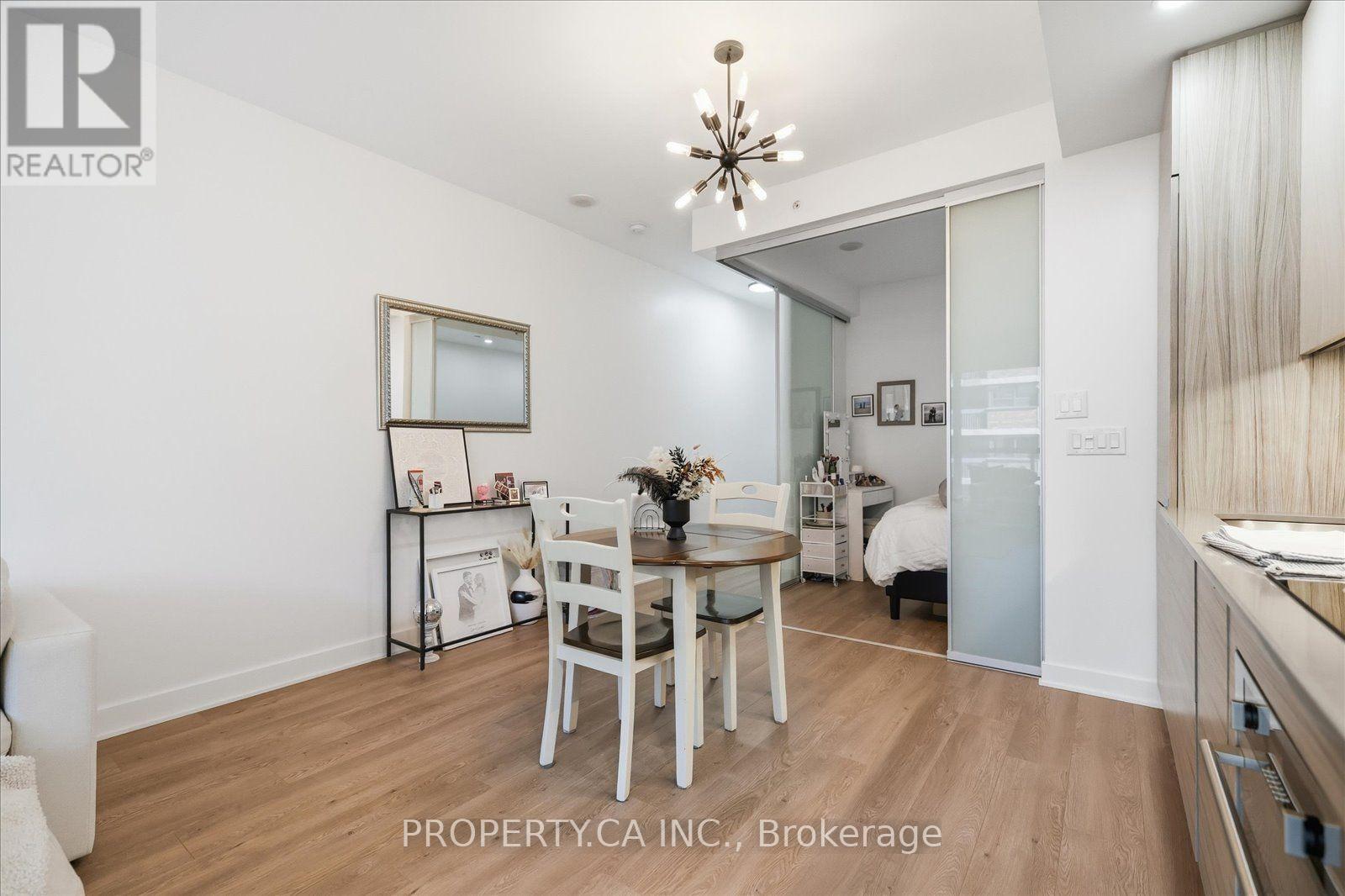 210 Simcoe Street — photo 11