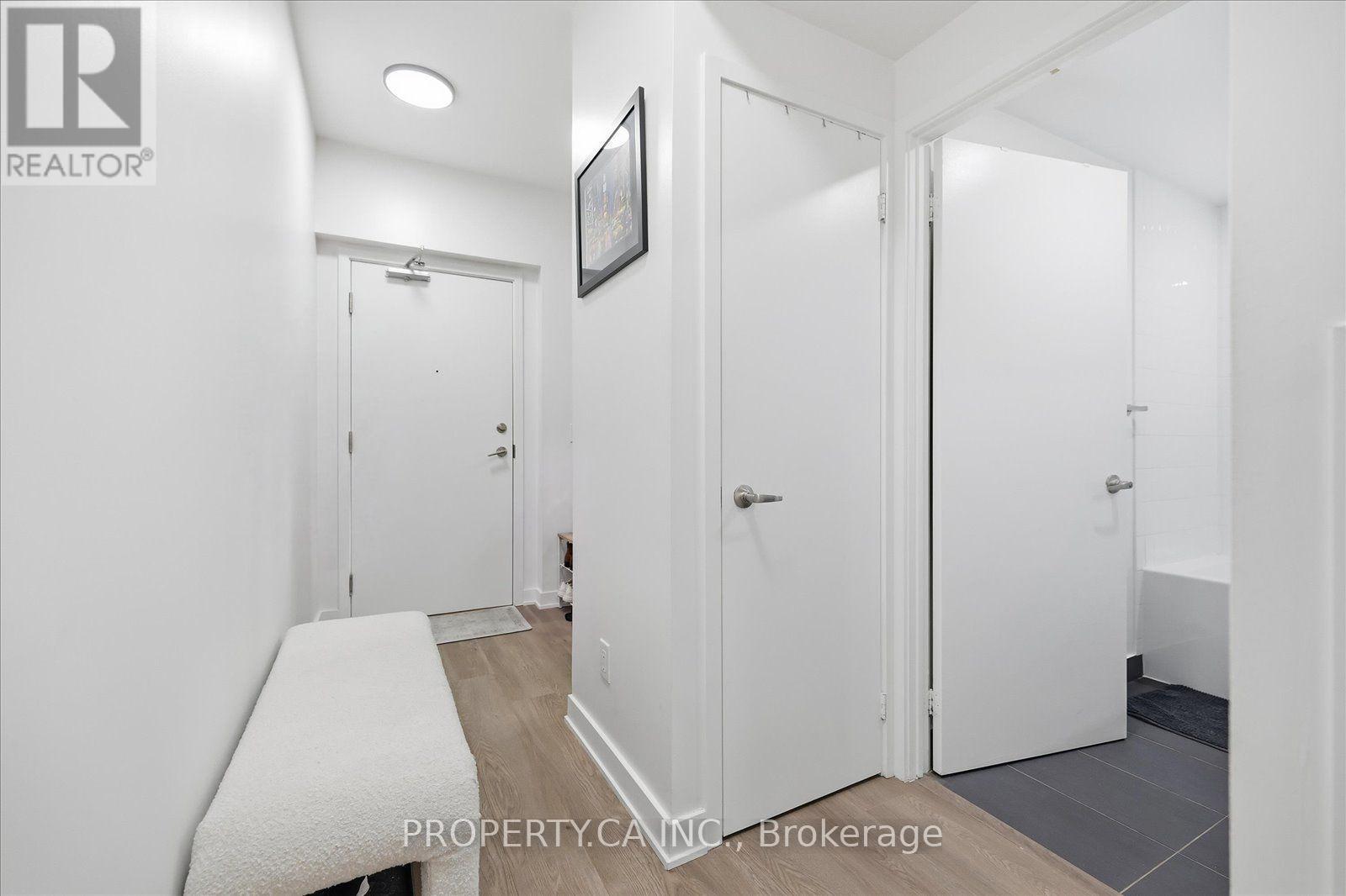210 Simcoe Street — photo 15