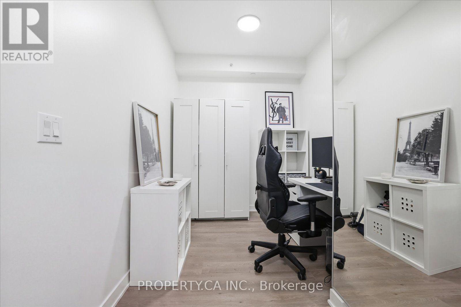 210 Simcoe Street — photo 17