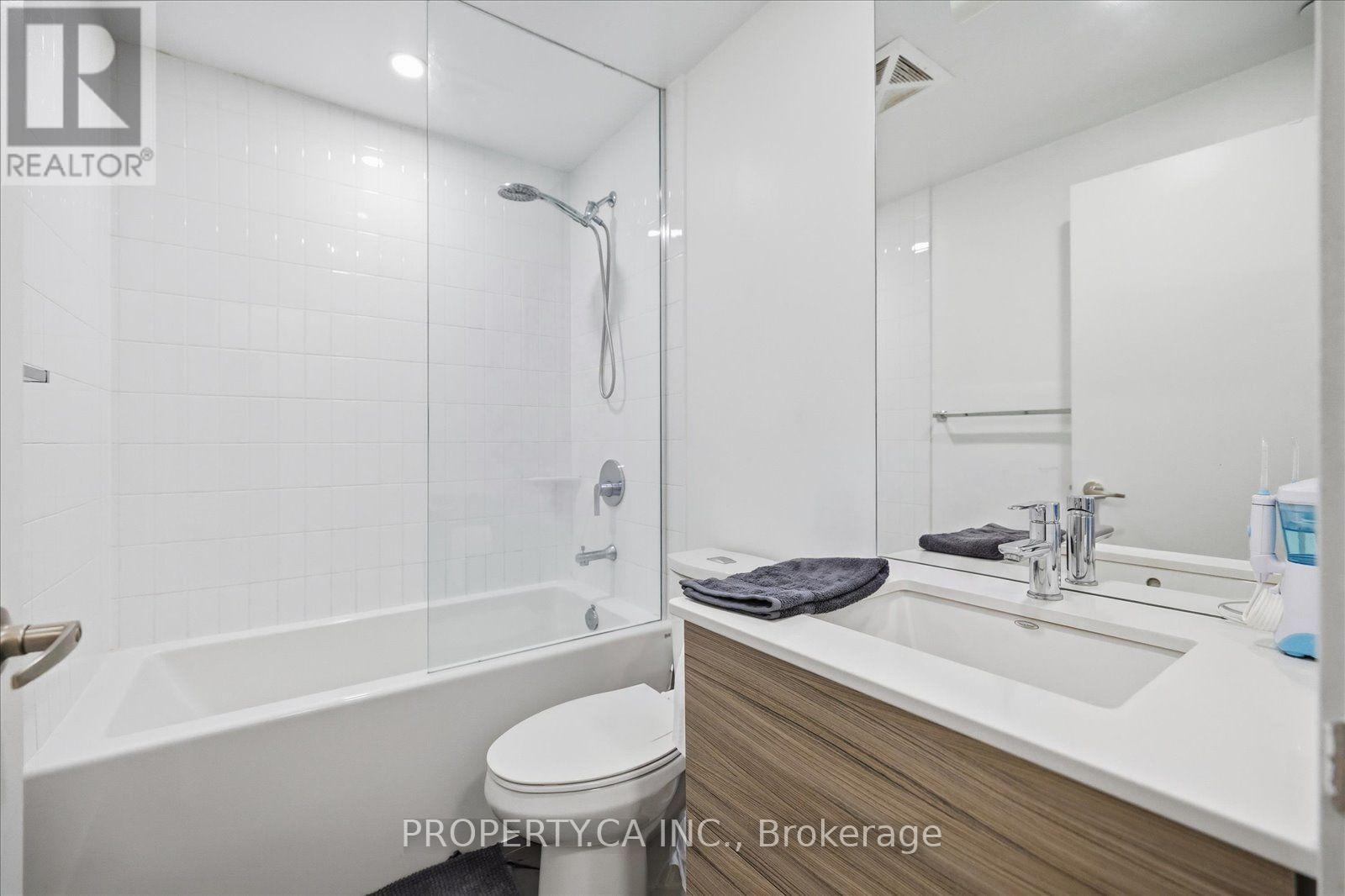 210 Simcoe Street — photo 18