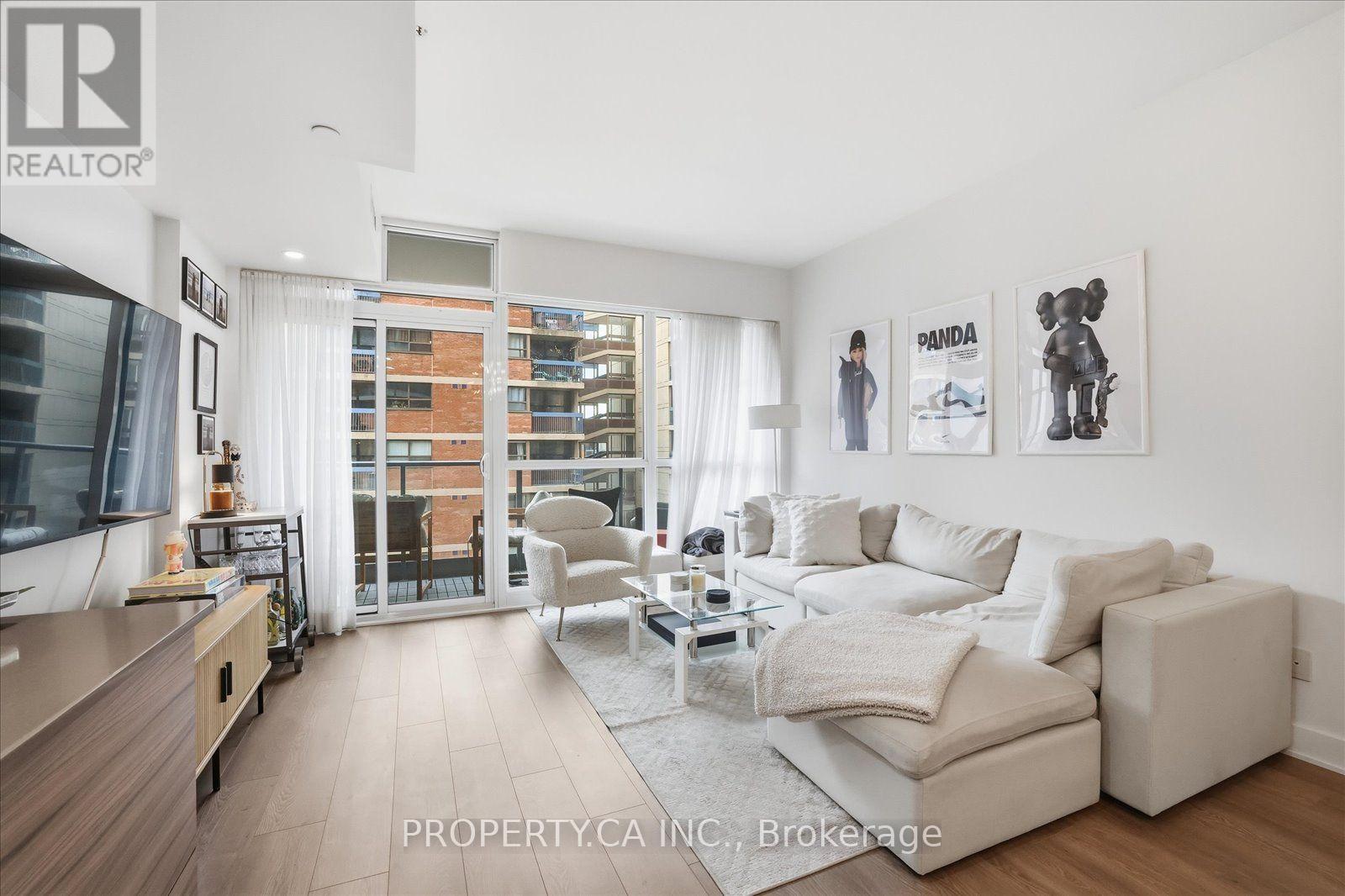 210 Simcoe Street — photo 2