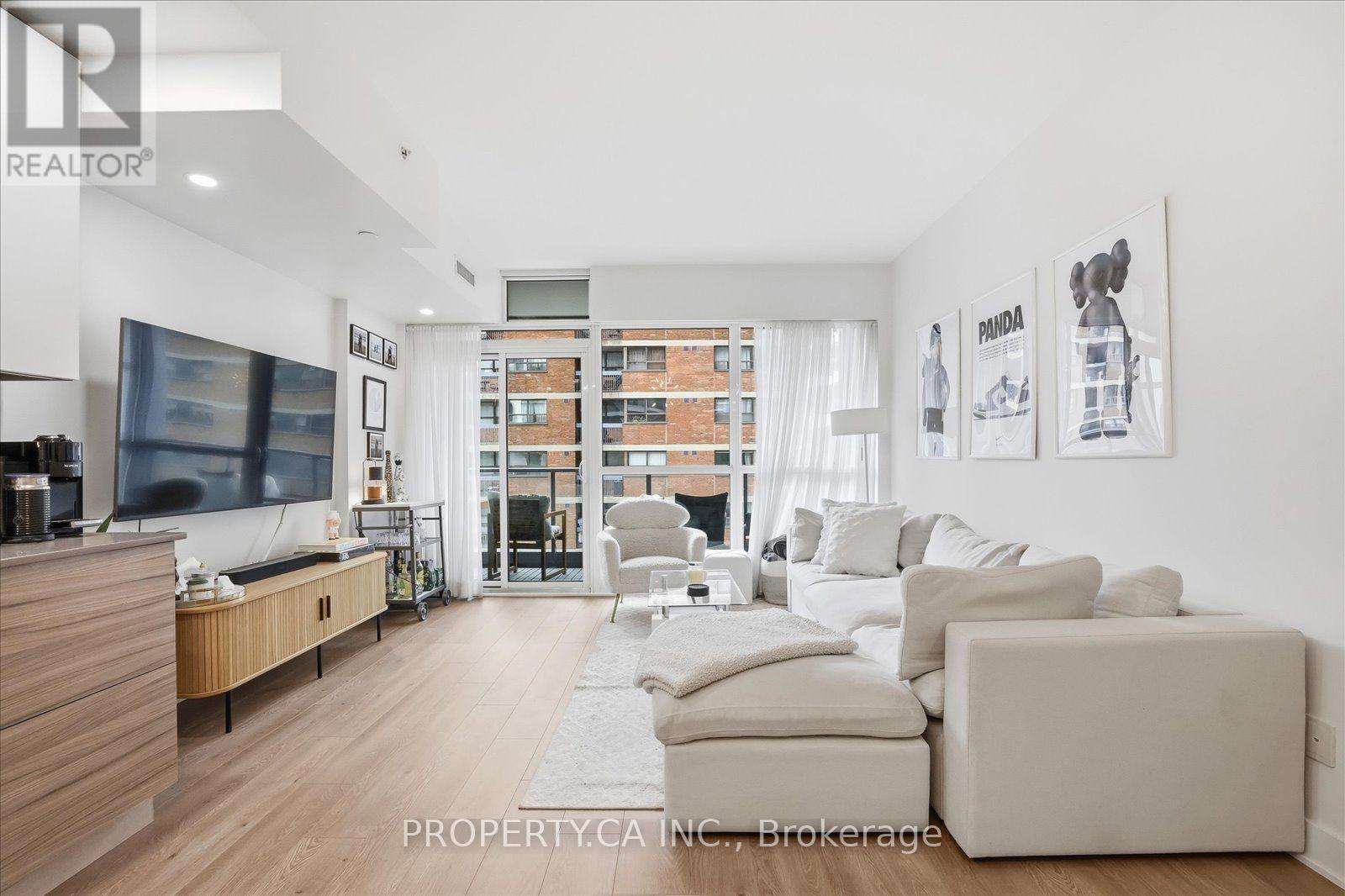 210 Simcoe Street — photo 3
