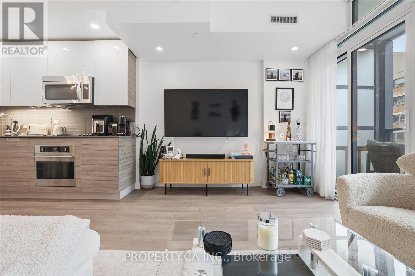 210 Simcoe Street — photo 4