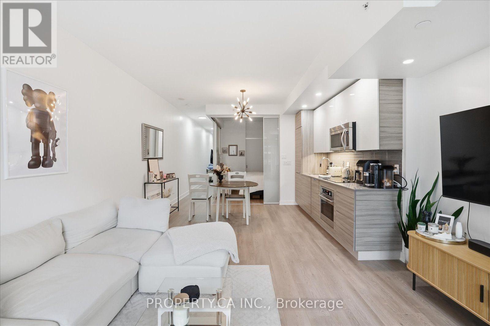 210 Simcoe Street — photo 7