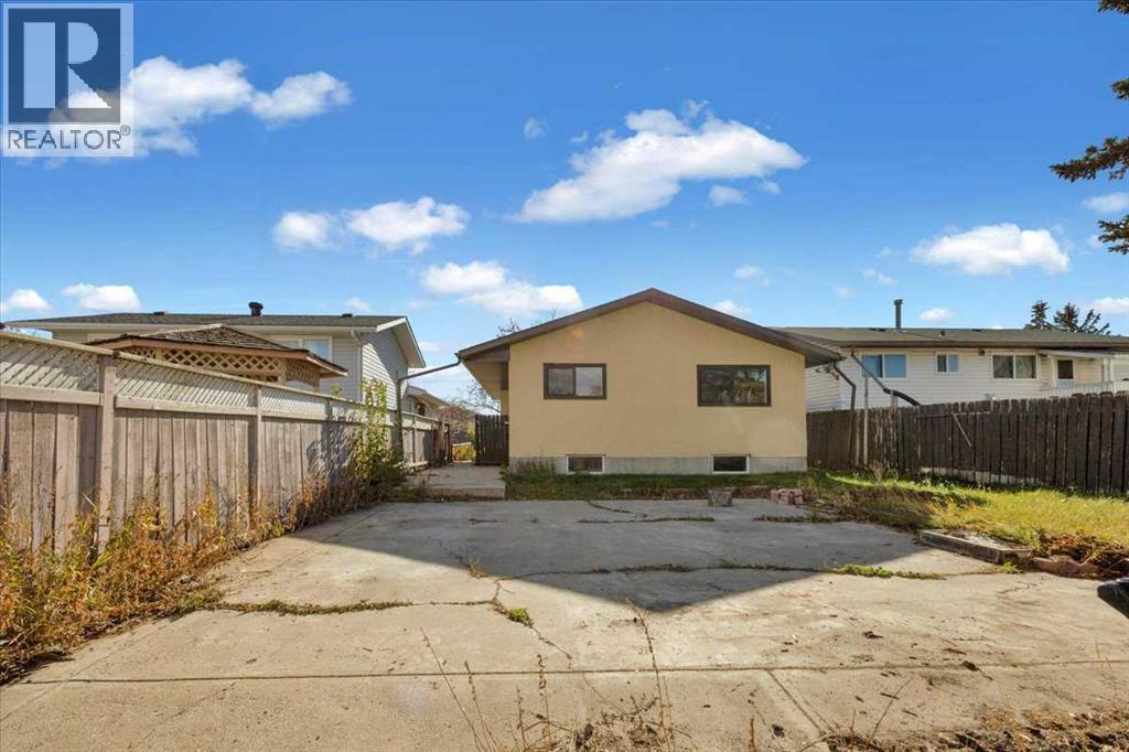 32 Whitman Crescent NE photo 6