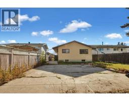 4pc Bathroom - 32 Whitman Crescent Ne, Calgary, AB T1Y4H6 Photo 6