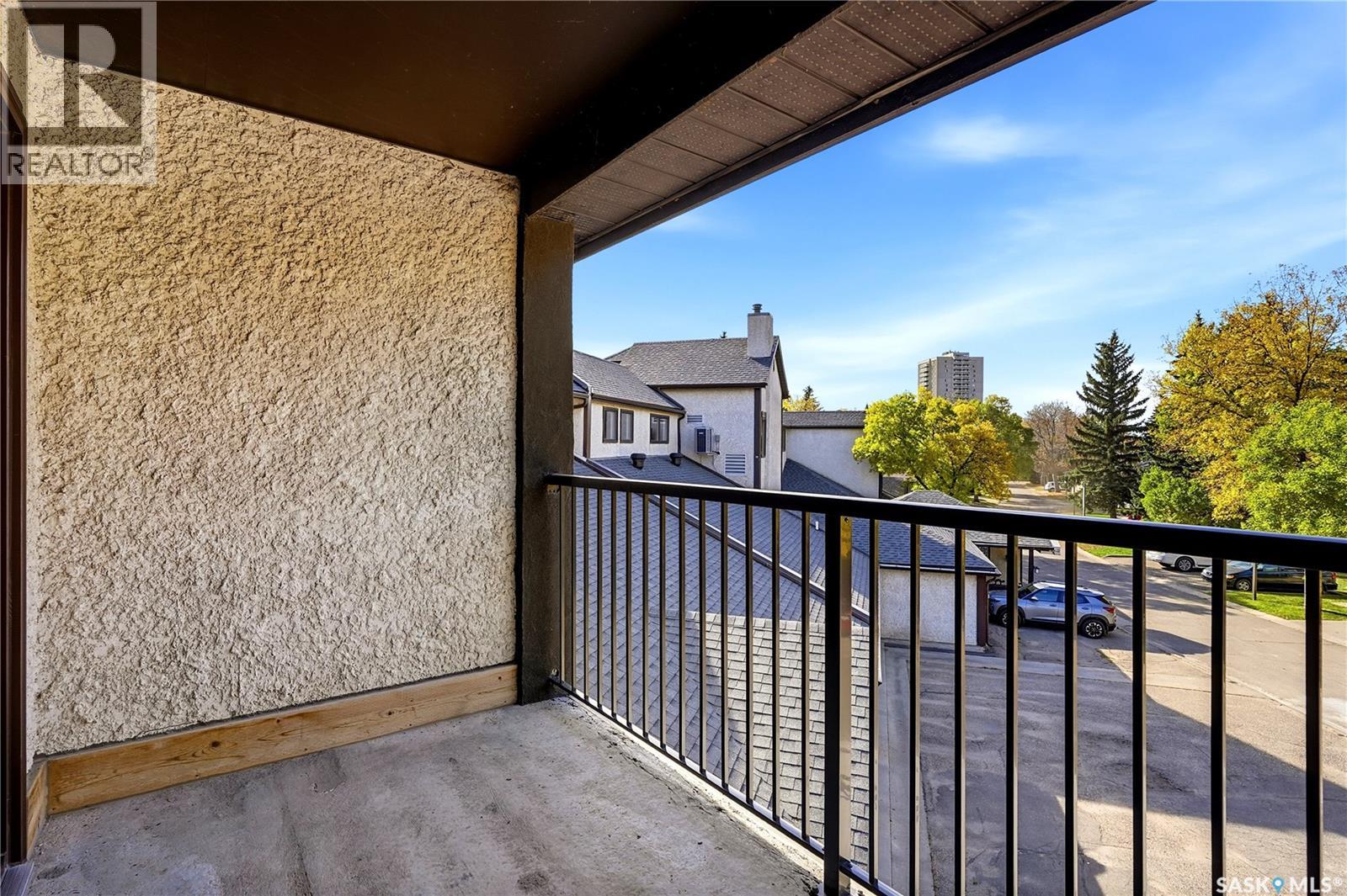 #304 1002 Gryphons WALK - 30